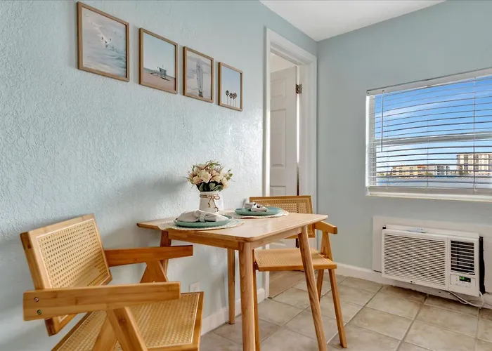 Clearwater Waterview & Heated Pool Apartment