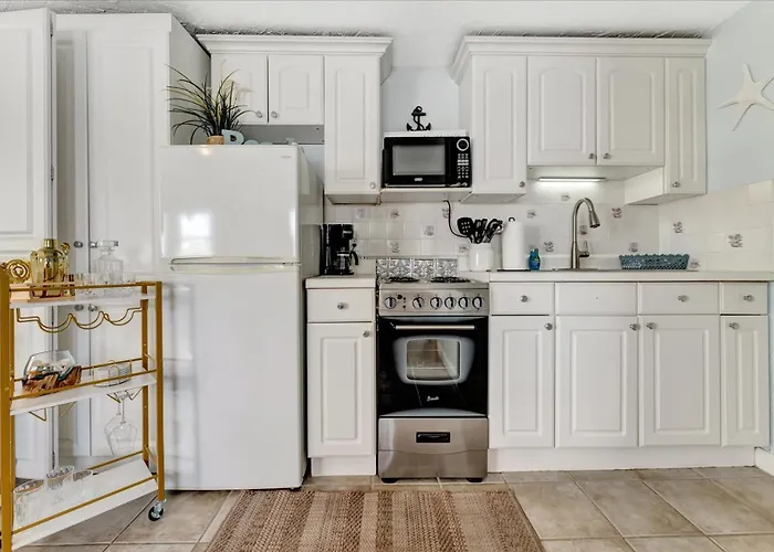 Clearwater Waterview & Heated Pool Apartment *